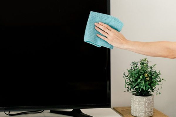 شیشه تلویزیون با چی تمیز کنم؟