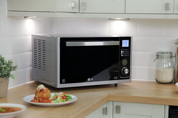 راهنمای انتخاب بین مایکروفر، مایکروویو سولاردام، فر و توستر؛ صفر تا صد تفاوت‌ها