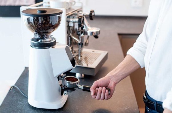 آسیاب قهوه خانگی؛ تفاوت مدل تیغه‌ای و سنگی