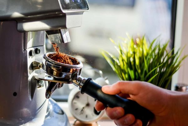 آسیاب قهوه خانگی؛ تفاوت مدل تیغه‌ای و سنگی