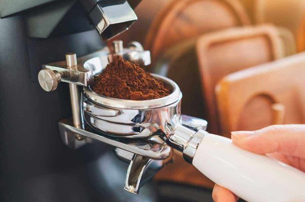 آسیاب قهوه خانگی؛ تفاوت مدل تیغه‌ای و سنگی